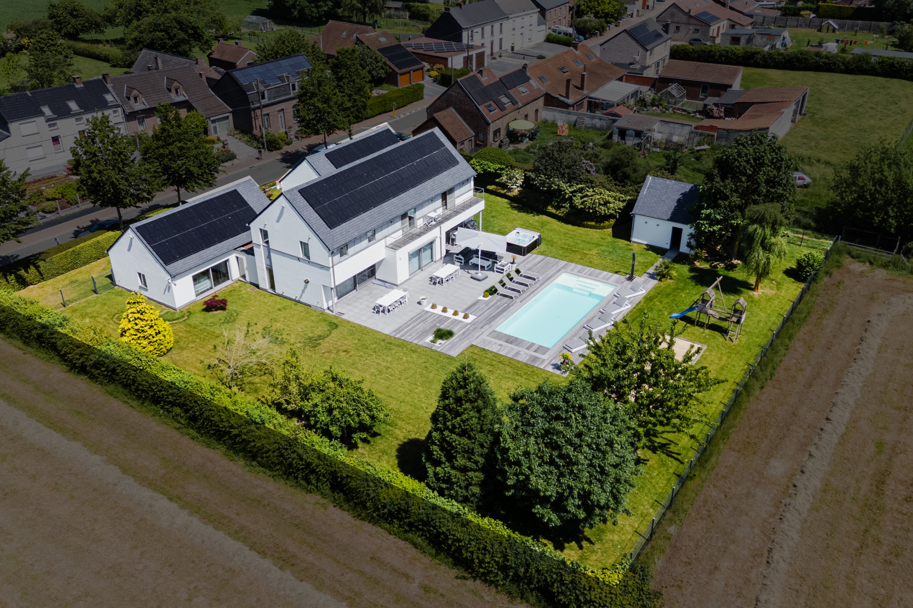 Villa contemporaine à Sars-la-Bruyère, vue aérienne